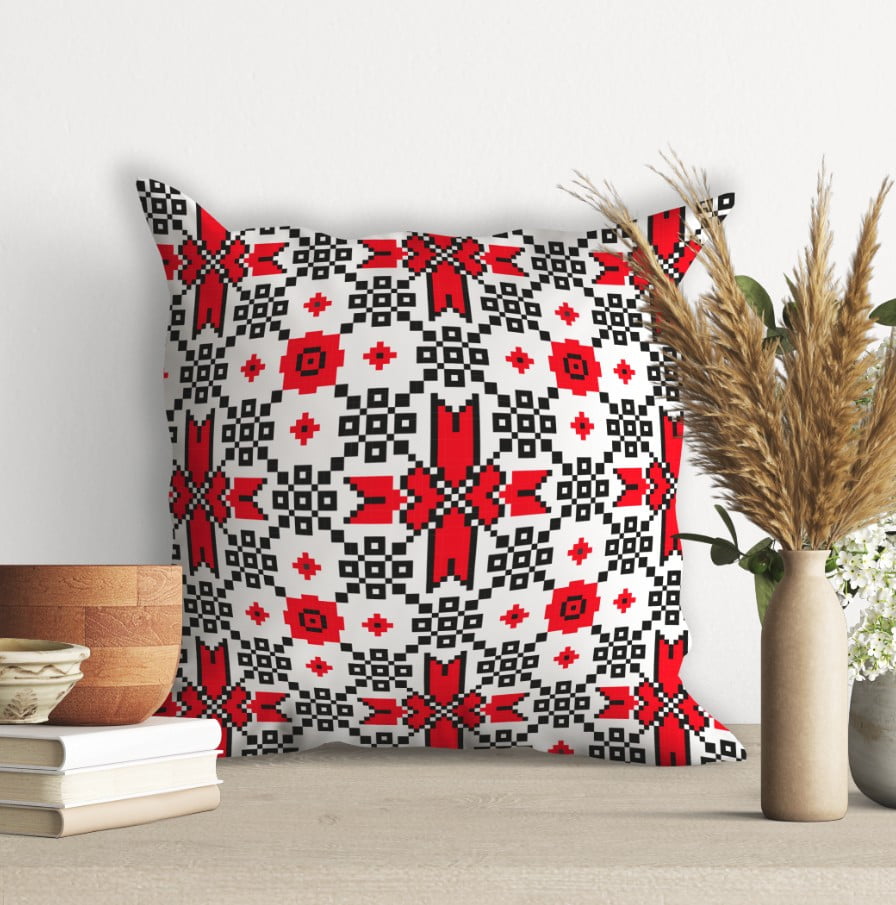 подушка з червоним орнаментом в українському стилі з геометричним узором