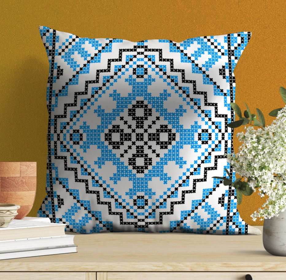 подушка вишиванка з блакитним орнаментом
