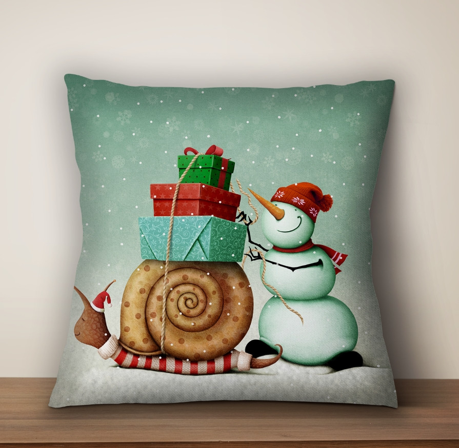 Подушка з новорічним принтом Сніговик та равлик