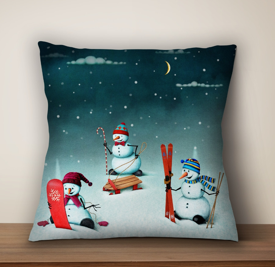 Подушка з новорічним принтом Зимові розваги сніговиків