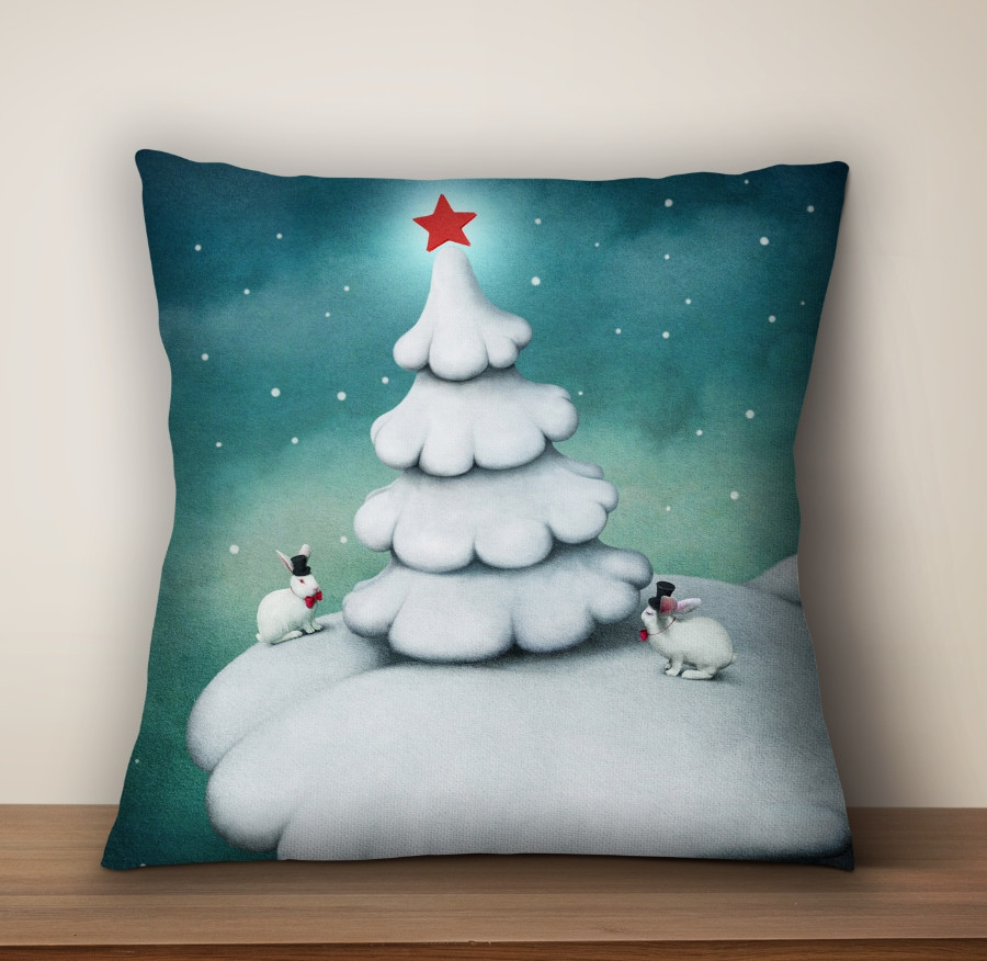 Подушка з новорічним принтом Ялинка в снігу та білі зайці